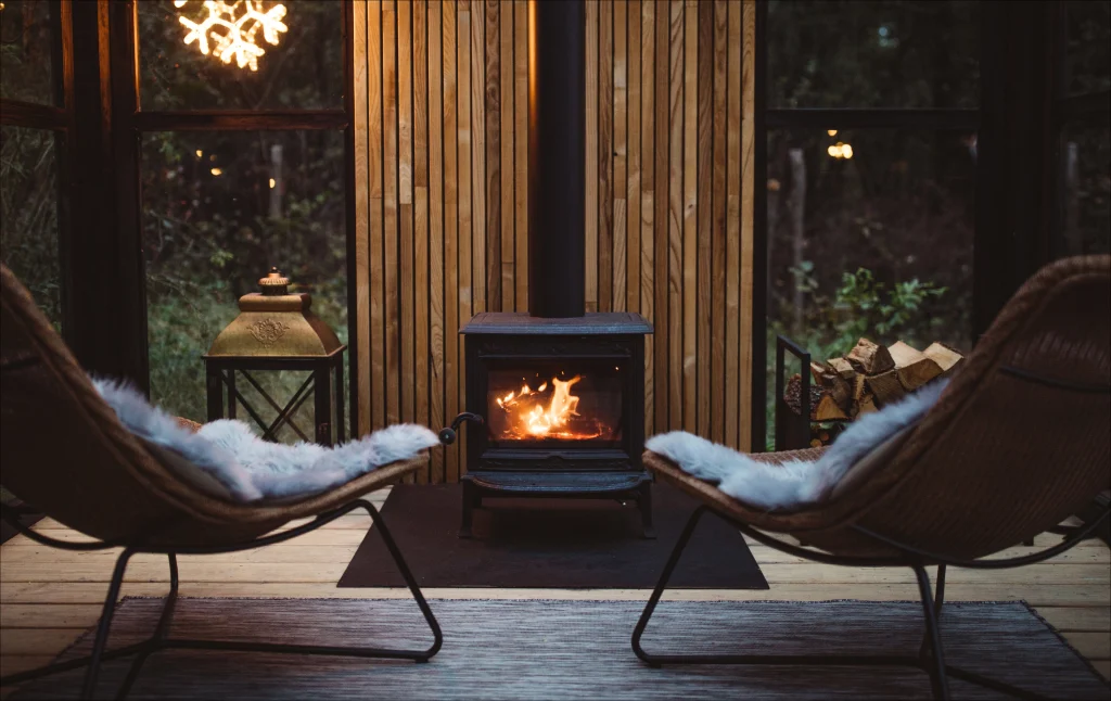 Șemineu cozy cu finisaj elegant, protejat cu vopsea termorezistentă